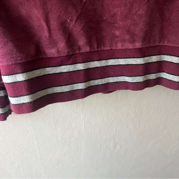 American Eagle Velvet Maroon Sweater Size Small - Picture 4 of 6